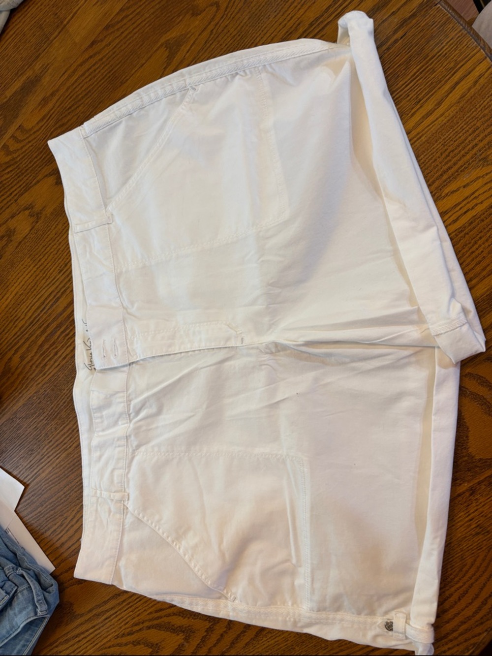 Gloria Vanderbilt White Waistband 'All-Around Slimming Effect' Shorts